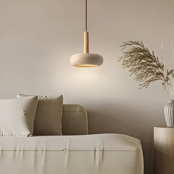 Ambiance Wabi-Sabi, luminaire suspendu japonais, éclairage doux et design intemporel.