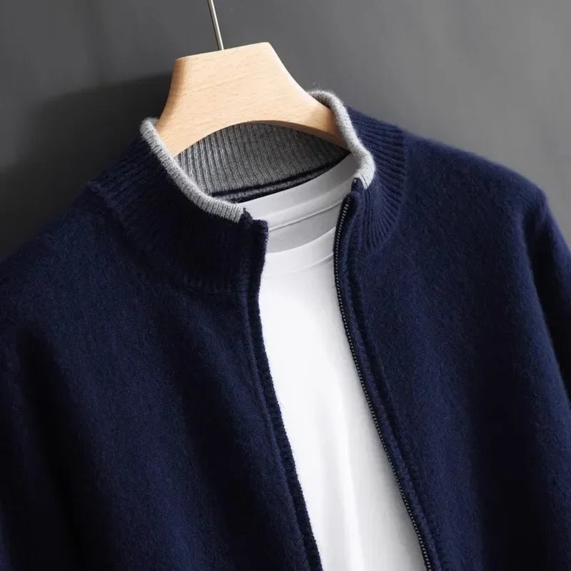 Homme portant une veste zippée confortable, look automnal élégant et décontracté.