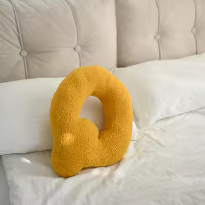 Coussin décoratif, style alphabet moderne pour une touche unique.