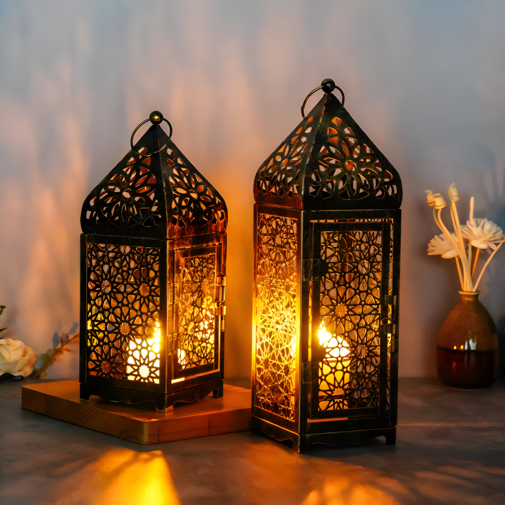 Lanterne décorative arabesque en métal noir, idéale pour une ambiance magique intérieur/extérieur.