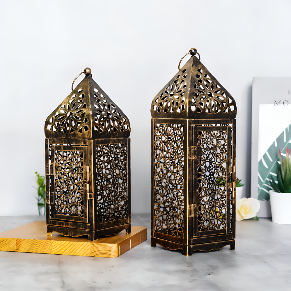 Bougeoir lanterne vintage en métal ciselé, décoration orientale élégante pour jardin ou salon.