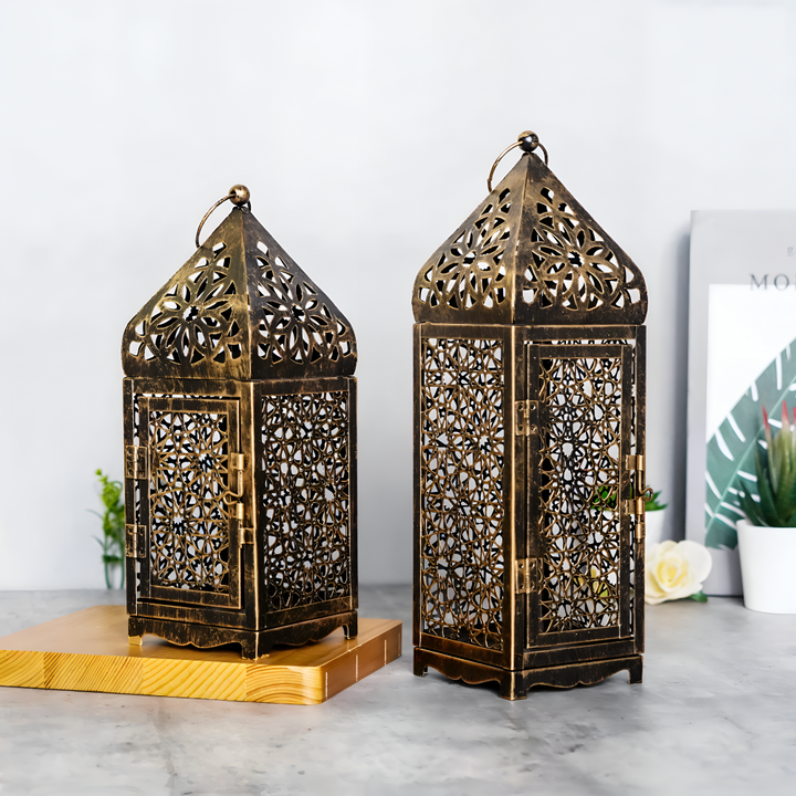 Lanterne marocaine en métal avec motifs arabesques, parfaite pour bougies et ambiance chaleureuse.