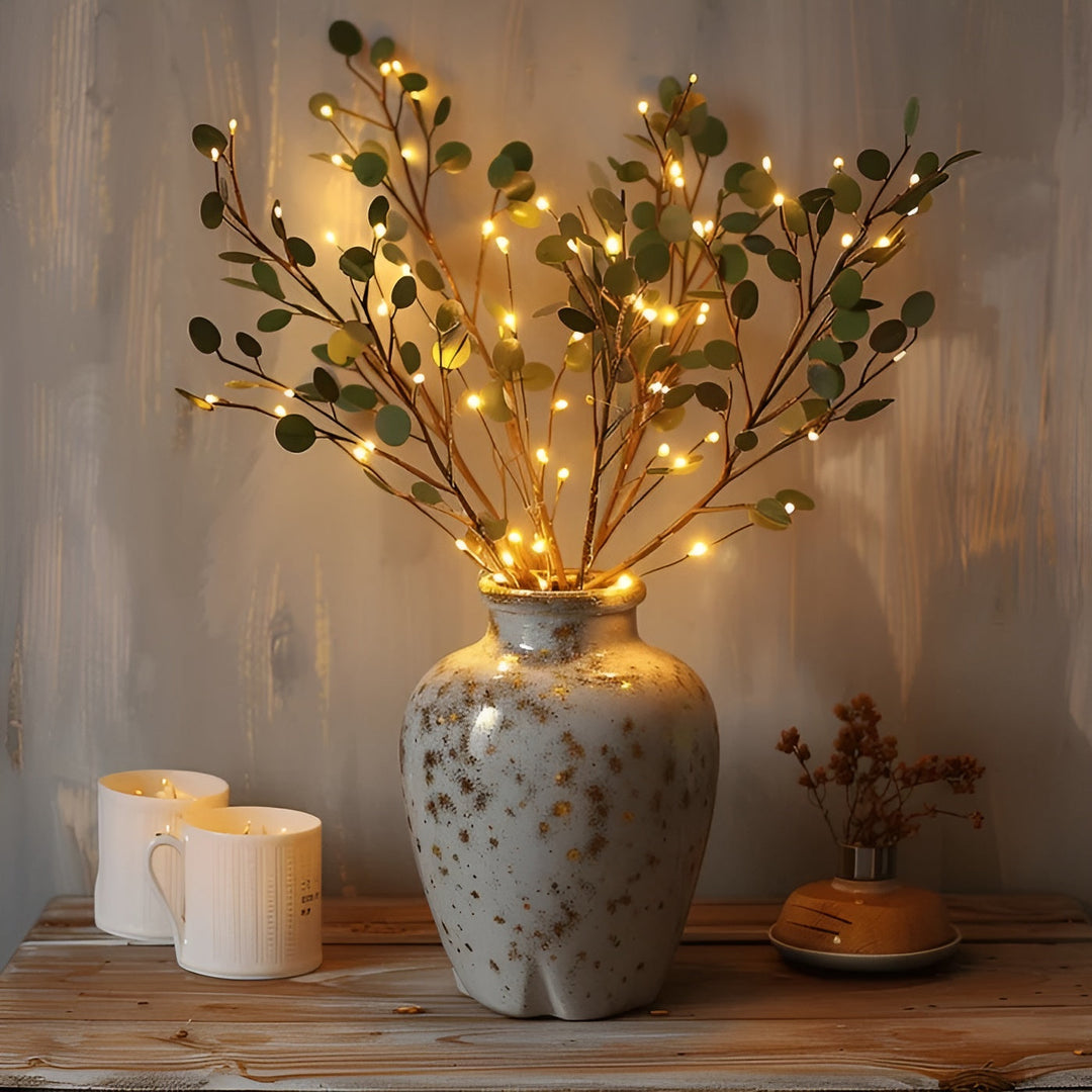 Gros plan sur la lampe branche LED EverLeaf avec ses feuilles lumineuses. Décoration florale naturelle.