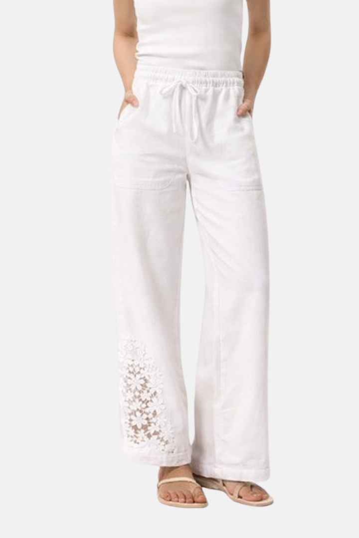 Pantalon cargo femme blanc élégant avec poches latérales, parfait pour un style quotidien confortable et chic.