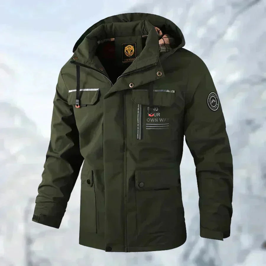 Détail de la capuche de la veste homme, imperméable et coupe-vent, pour protection optimale.