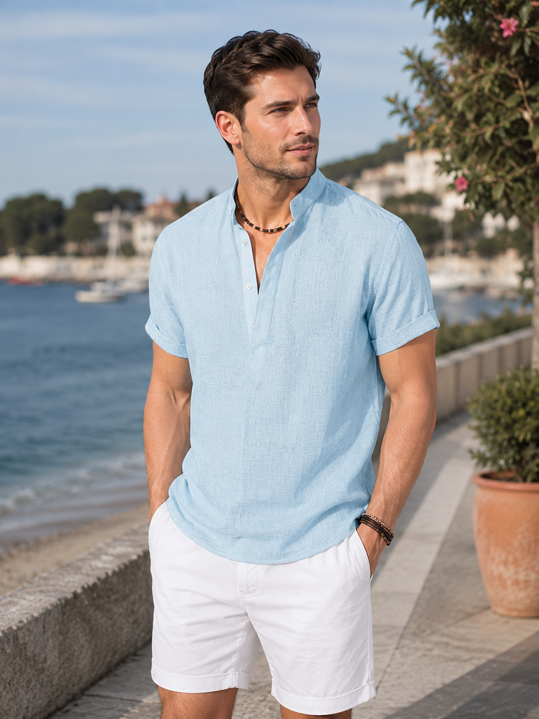 Look estival avec cette chemise homme Kairo à col mandarin et manches courtes, parfaite pour l'élégance décontractée.