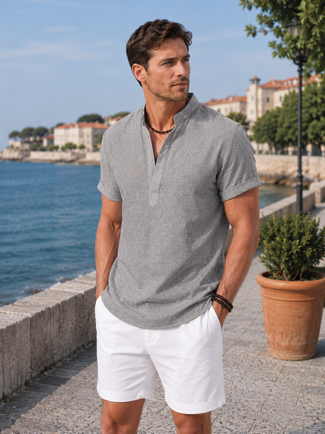 Chemise homme Kairo moderne à col mandarin, manches courtes, parfaite pour un look décontracté chic estival.