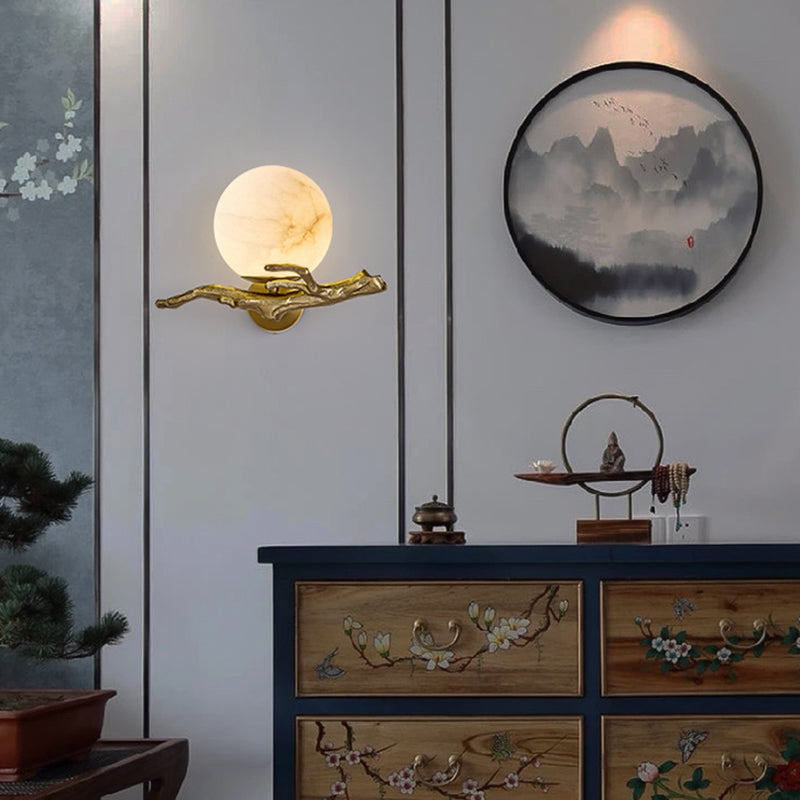 Applique murale moderne en bronze, idéale pour chambre, offre un éclairage intérieur doux et stylé.