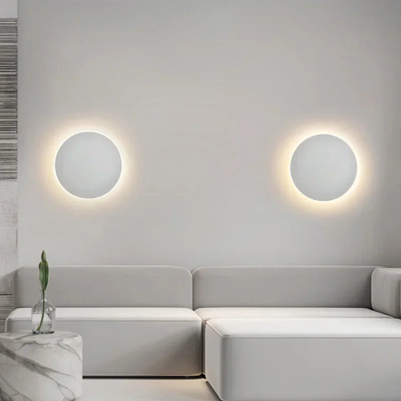 Lampe murale LED Lumeo, éclairage moderne et économe. Design minimaliste pour intérieur contemporain.