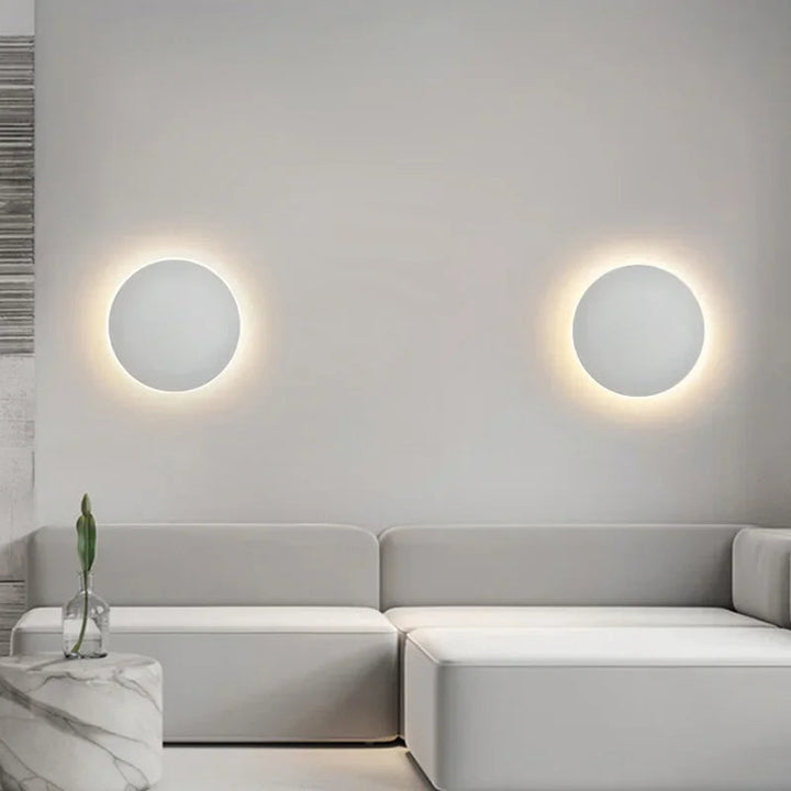 Lampe murale LED Lumeo, éclairage moderne et économe. Design minimaliste pour intérieur contemporain.