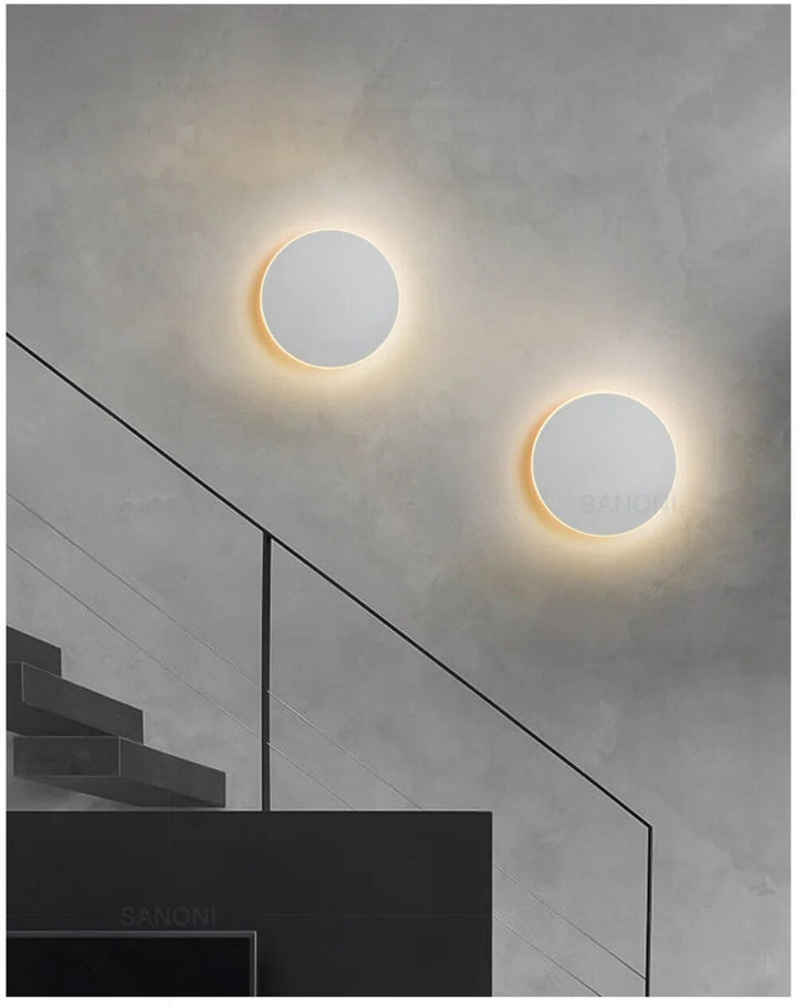 Applique LED Lumeo, technologie moderne pour un éclairage économe. Design épuré, parfait pour salon ou chambre.