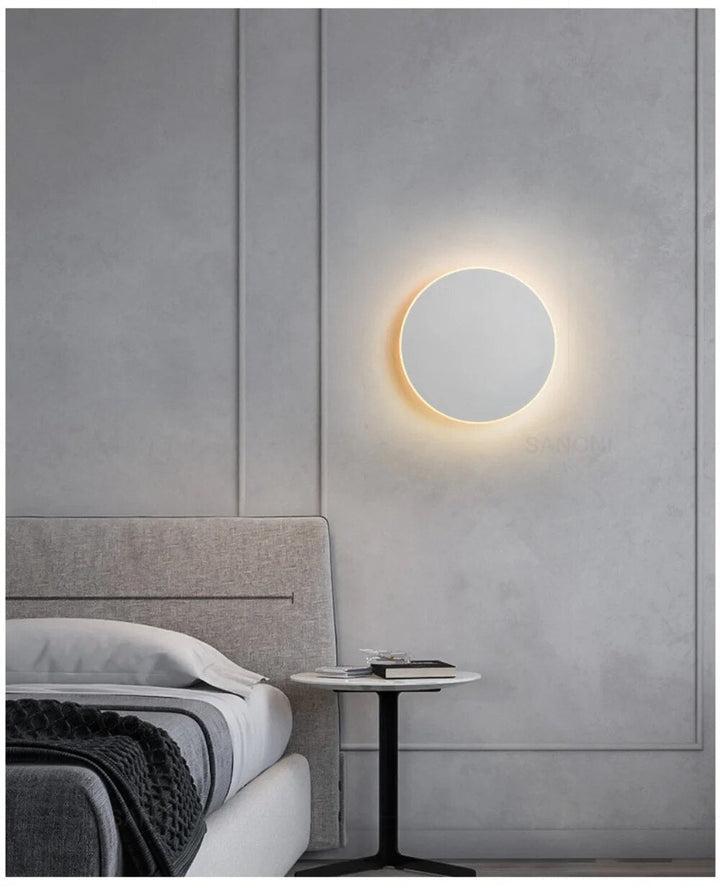 Lampe murale LED Lumeo, design minimaliste s'intégrant parfaitement. Éclairage discret et économe.