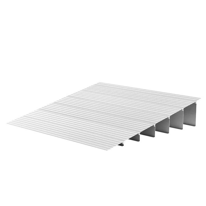 Rampe de seuil pour garage ou entrée, assure une accessibilité facile pour fauteuil roulant et chariots.