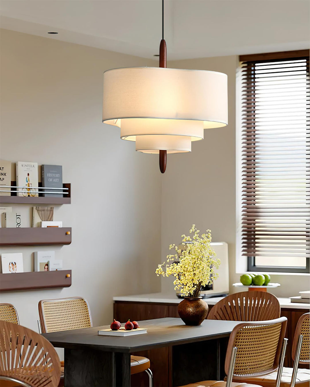 Luminaire suspendu design, rond en tissu, idéal pour éclairage chaleureux de chambre.