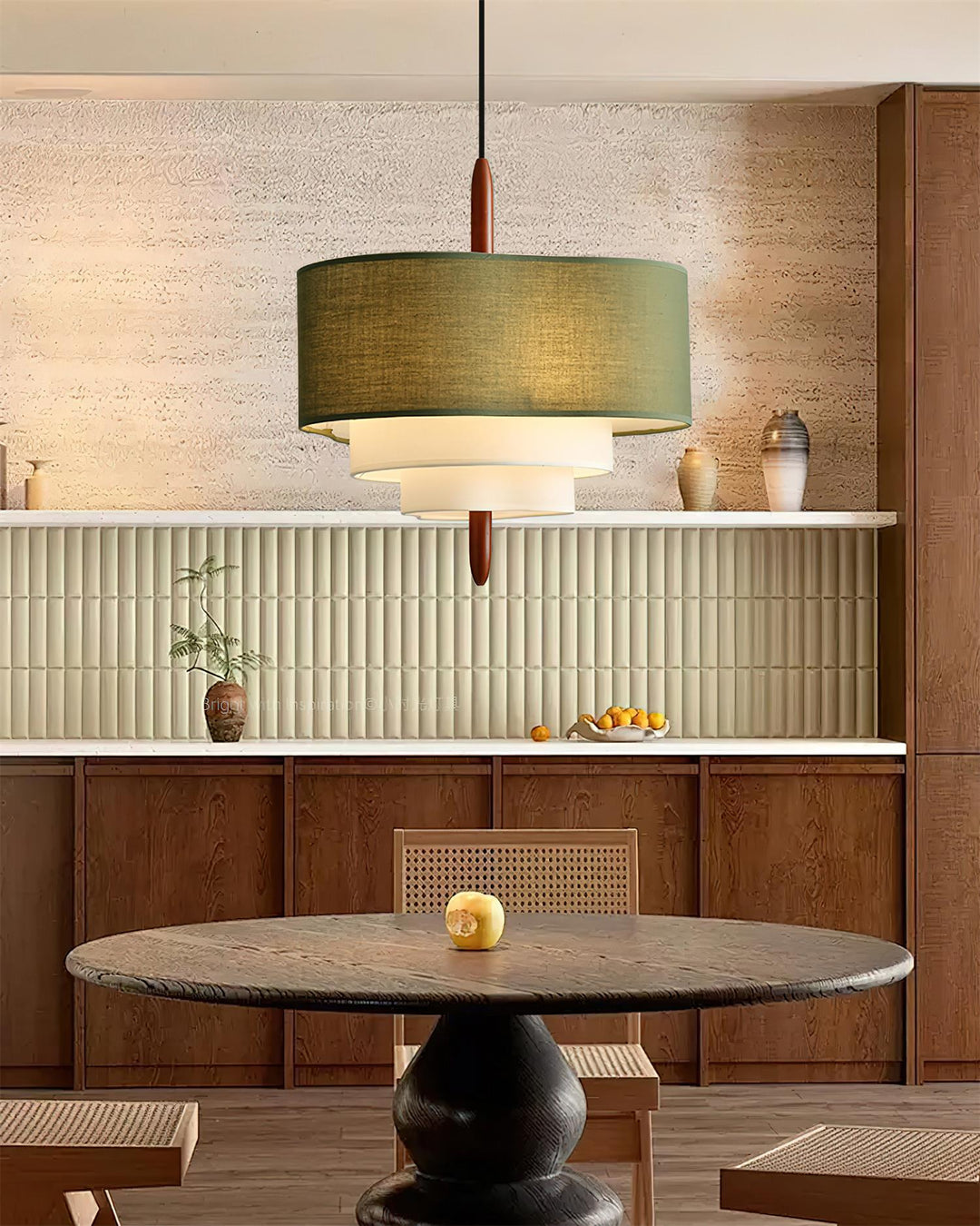 Suspension ronde en tissu à couches, lumière douce et chaleureuse pour salon moderne.