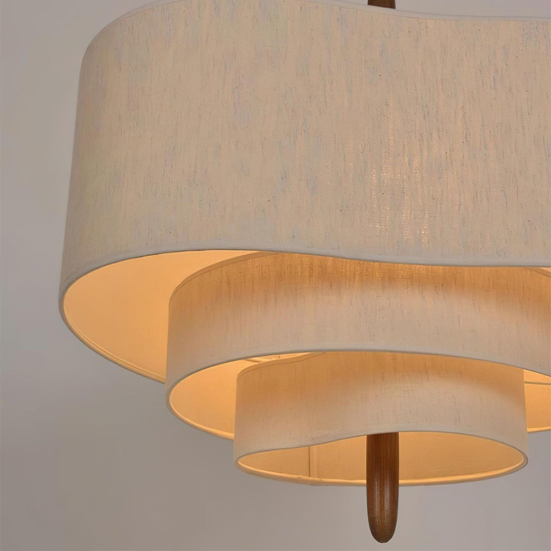 Élégante suspension intérieure en tissu superposé, design rond, ambiance cosy salon.