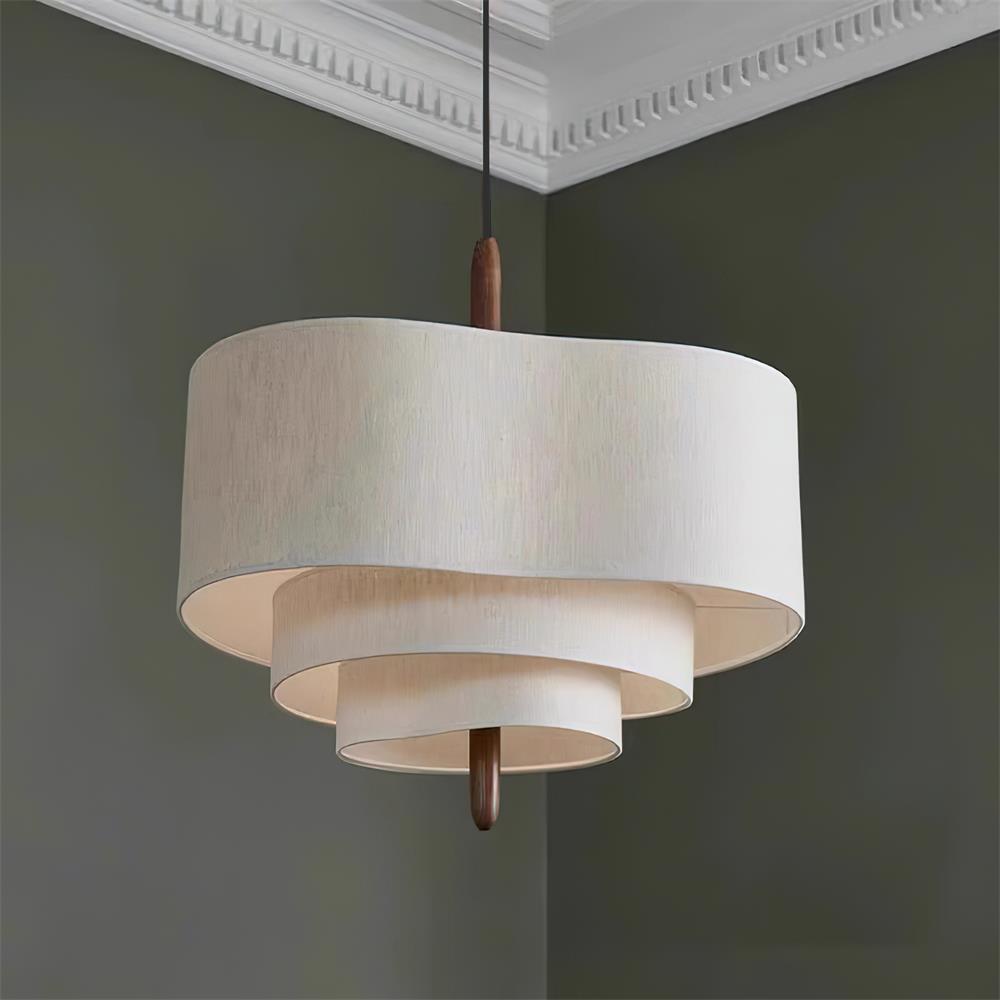 Suspension luminaire en tissu, ronde à couches, parfaite pour une lumière tamisée.