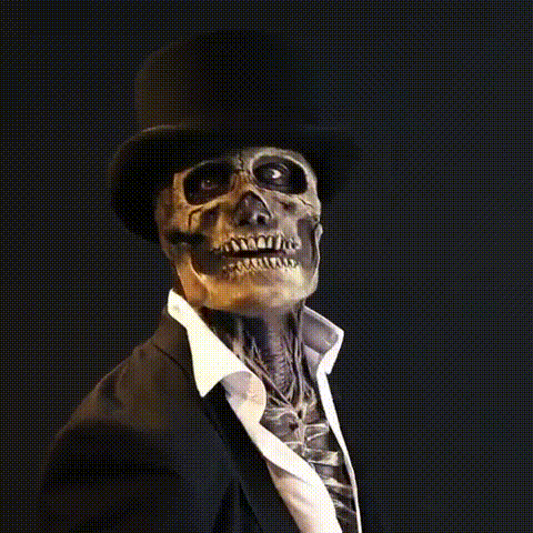 Adulte portant un costume de squelette complet, posant pour une fête d'Halloween. Déguisement réaliste et horreur.