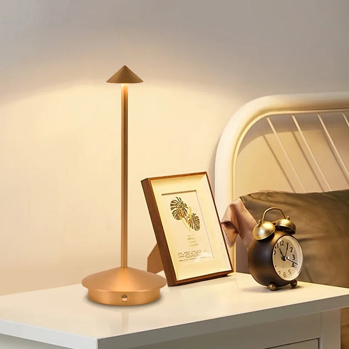 Lampe de table tactile sans fil LED, design moderne et rechargeable pour une ambiance douce.