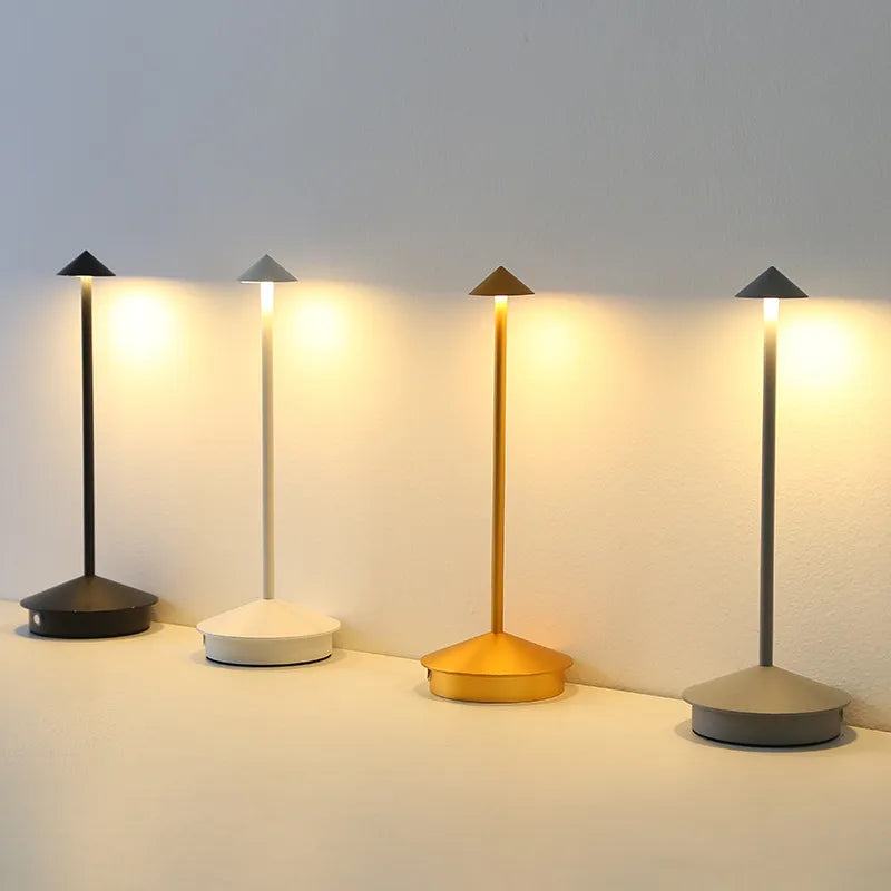 Lampe tactile moderne pour table, sans fil, LED, crée une ambiance chaleureuse, très portable.