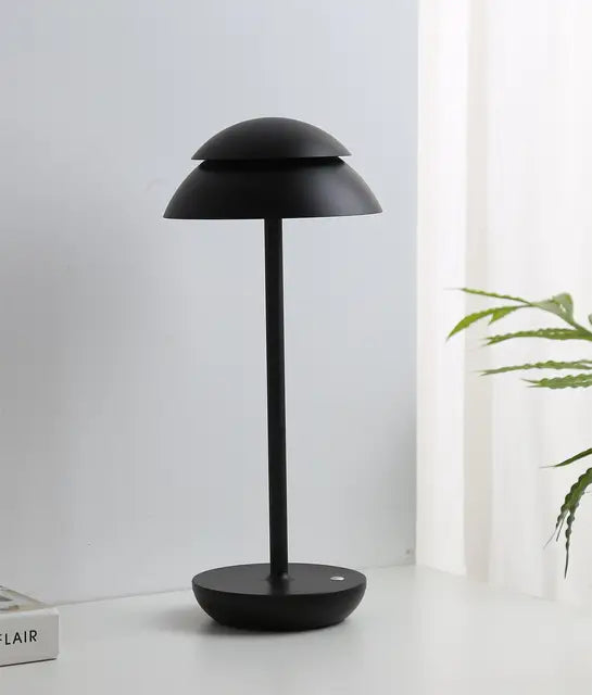 Lampe de bureau LED tactile sans fil en aluminium noir. Éclairage rechargeable avec intensité lumineuse ajustable.