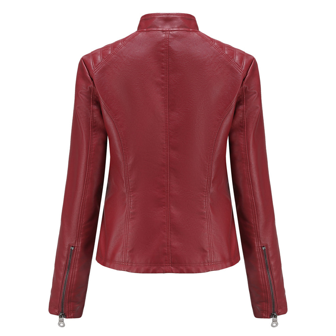 Veste femme noire asymétrique, style intemporel. Blouson élégant et moderne, idéal pour un look urbain chic.