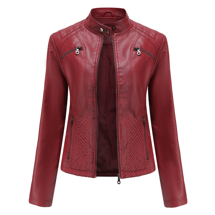 Veste femme chic rouge, coupe asymétrique et ajustée. Confort et élégance pour un style urbain sophistiqué.