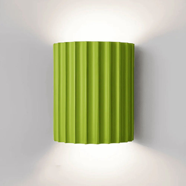 Superbe applique murale LED élégante, lumière chaude, design scandinave parfait pour chambre ou salon.