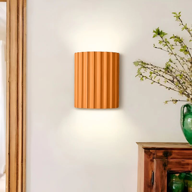 Applique murale LED moderne de style nordique, éclairage élégant pour salon ou chambre, design épuré et ambiant.