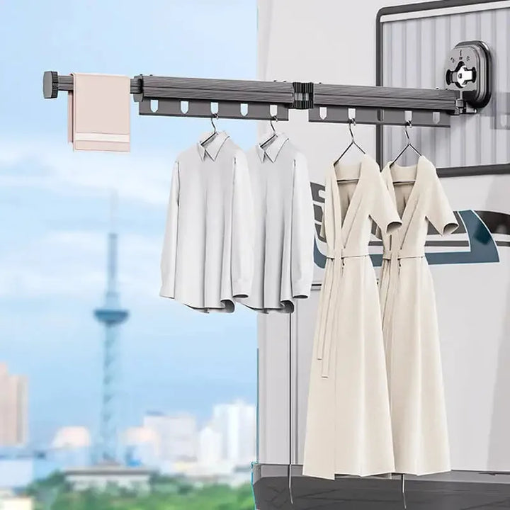 Séchoir mural pliable et extensible, idéal pour sécher le linge en buanderie avec gain de place.