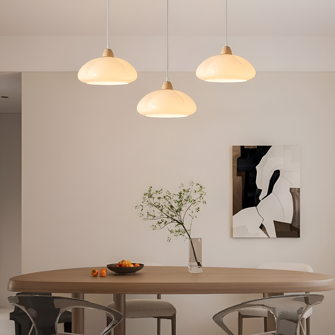 Luminaire suspension design noir mat, style rétro scandinave pour intérieur contemporain.