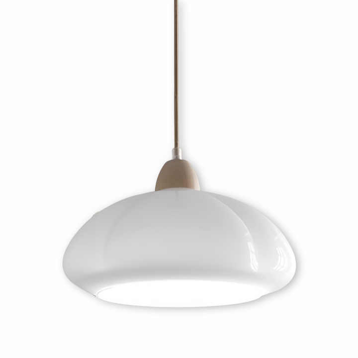 Suspension luminaire style scandinave chaleureux, parfaite pour une décoration élégante du salon.