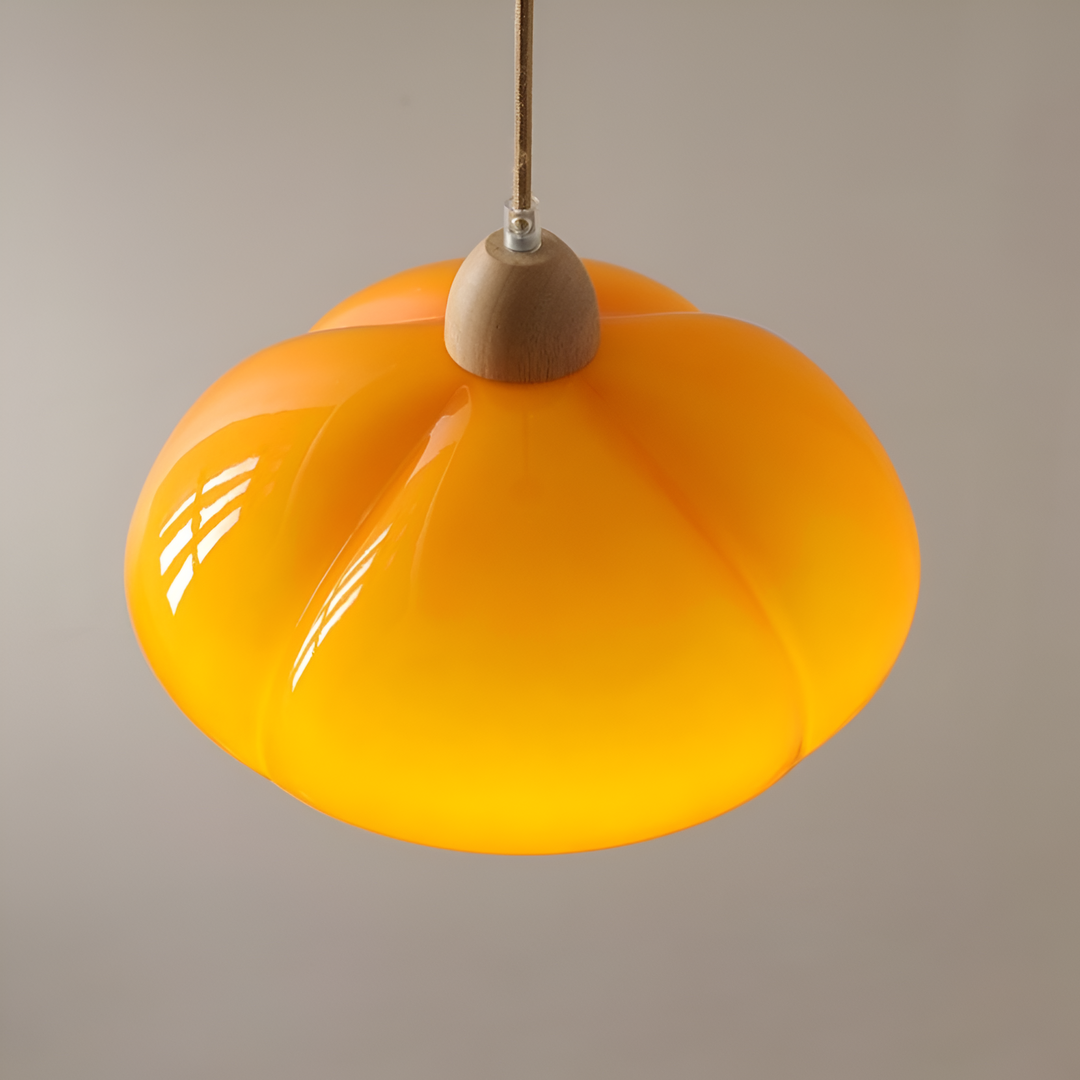 Suspension luminaire avec abat-jour métallique noir, style industriel rétro-nordique chic.