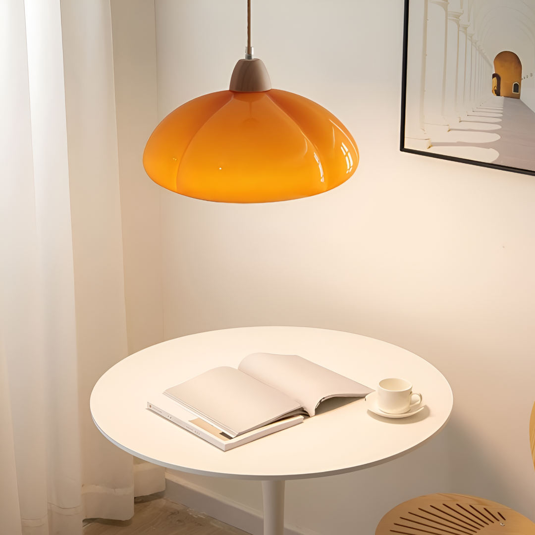 Suspension éclairage chaleureux nordique, parfait pour une ambiance cosy et vintage dans un salon.