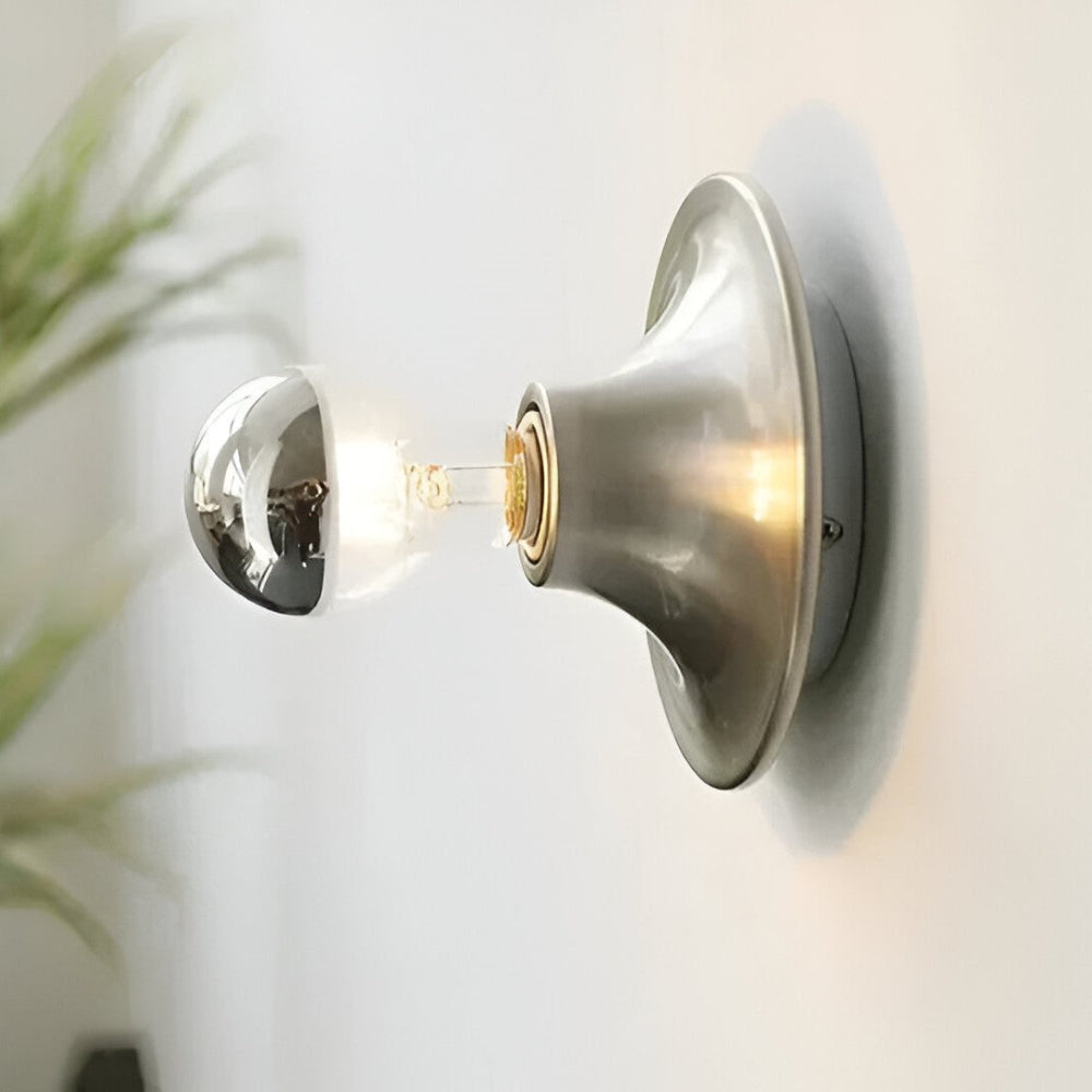Lampe murale LED rétro en métal, éclairage intérieur classique et stylé pour toute pièce.