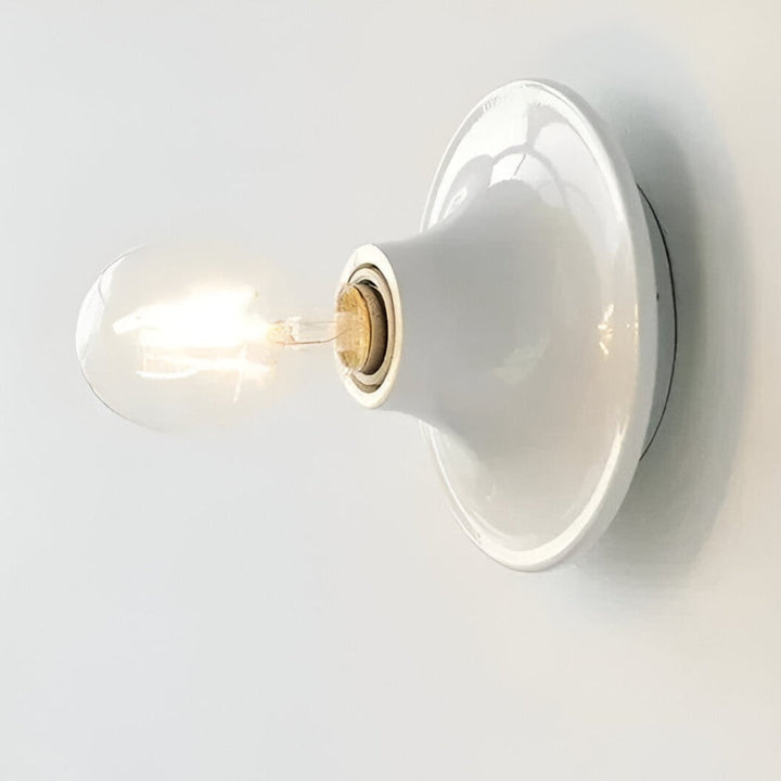 Économie d'énergie: lampe murale LED rétro en métal, style intemporel et lumière agréable.