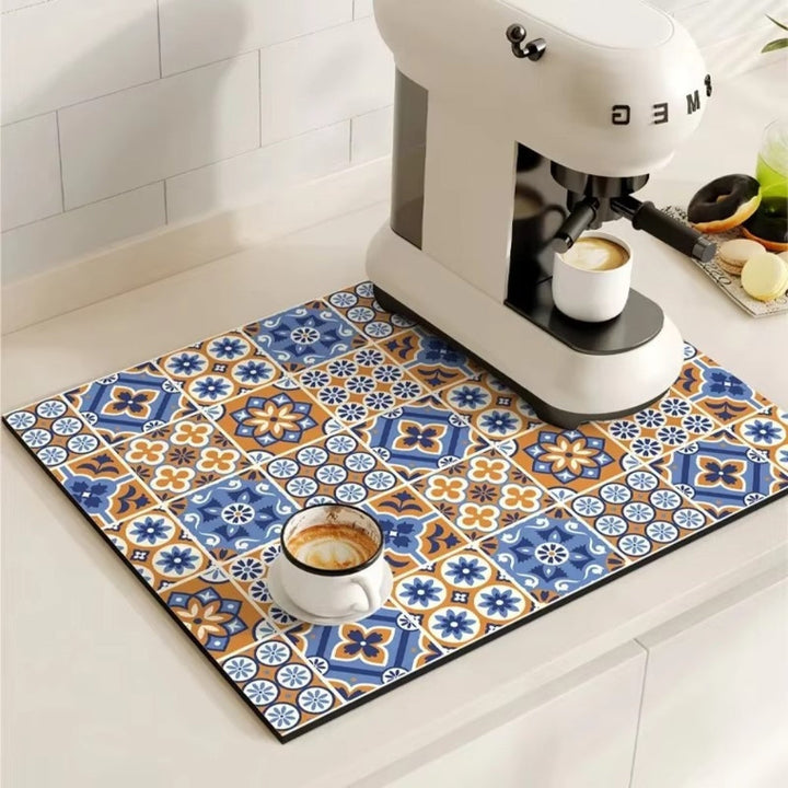 Protégez votre comptoir avec ce tapis à café absorbant style rétro. Idéal pour machine à expresso.