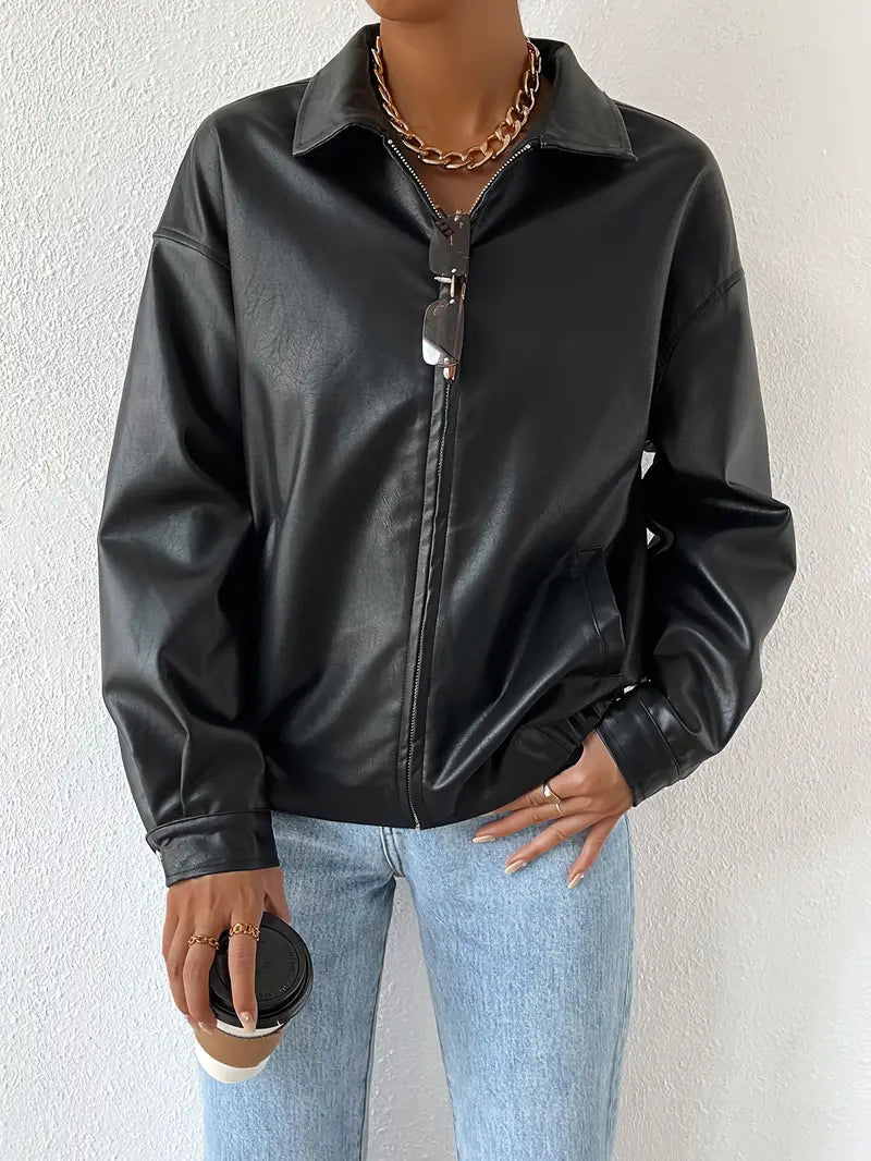 Veste utilitaire zippée femme, poches fonctionnelles, couleur neutre. Idéale pour un look tendance et décontracté.