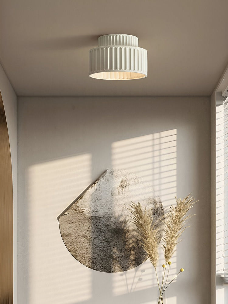 Décoration intérieure: plafonnier design rainuré, ambiance élégante et lumière LED.