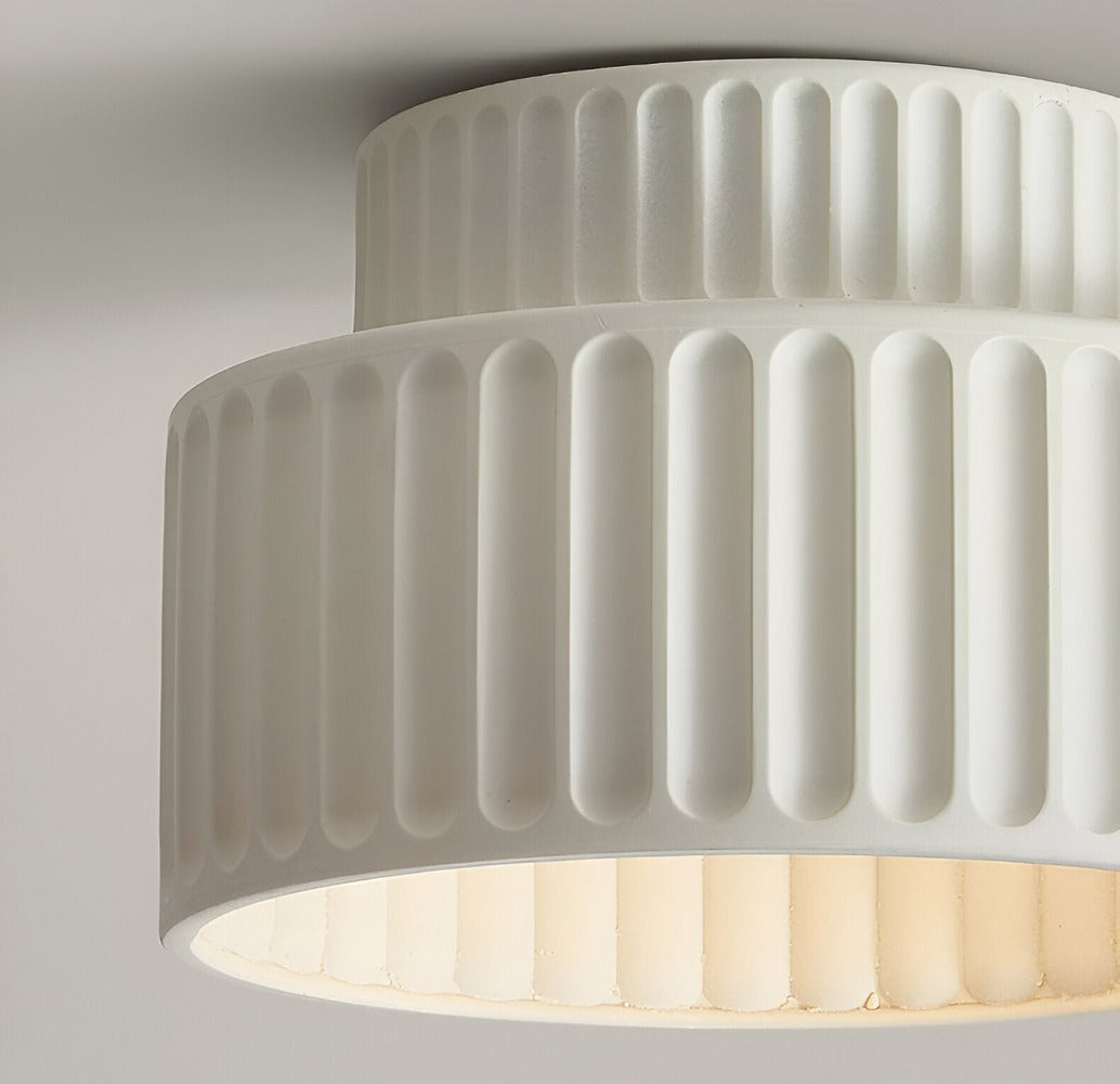 Lampe de plafond élégante avec rainures, crée une luminosité chaleureuse et stylée.