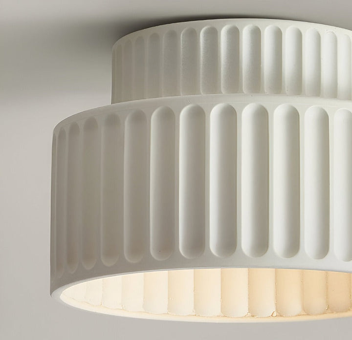 Lampe de plafond élégante avec rainures, crée une luminosité chaleureuse et stylée.