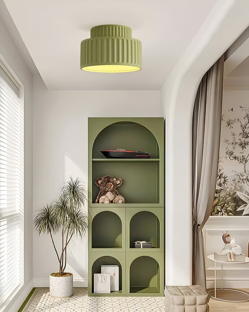 Éclairage moderne rainuré, plafonnier élégant pour un salon ou une entrée.