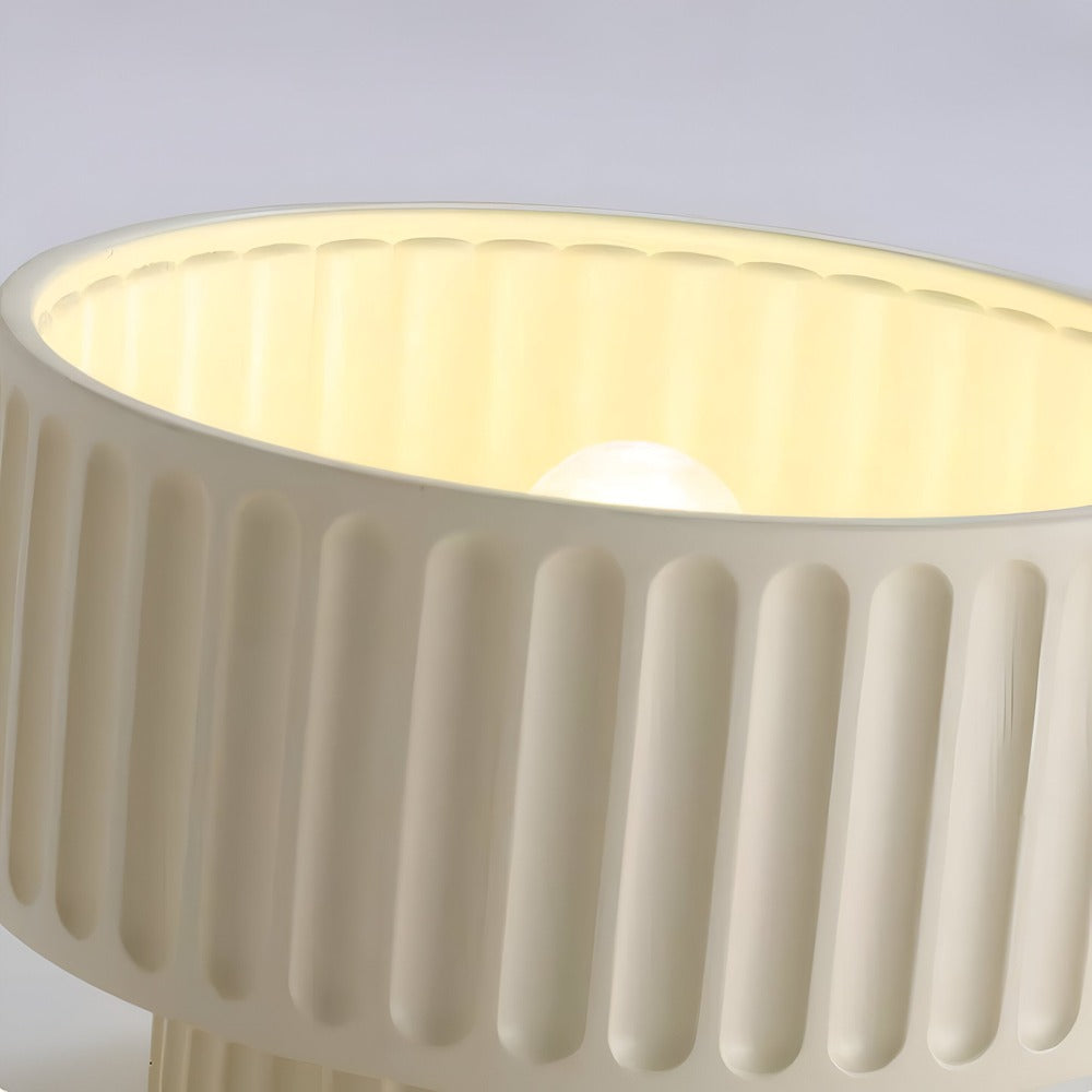 Ambiance chaleureuse avec ce plafonnier rainuré moderne, éclairage LED efficace.