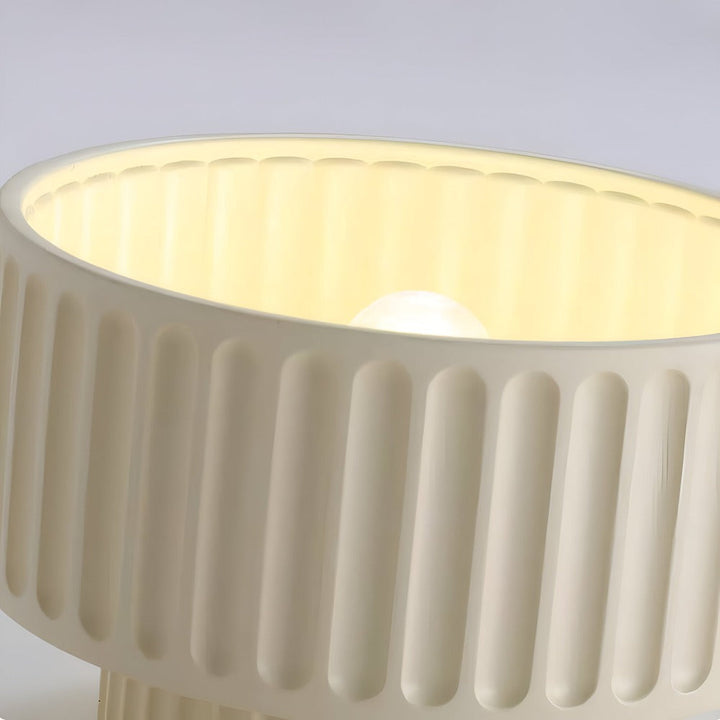 Ambiance chaleureuse avec ce plafonnier rainuré moderne, éclairage LED efficace.