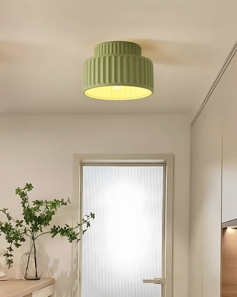 Lampe esthétique rainurée, éclairage de plafond moderne et fonctionnel.