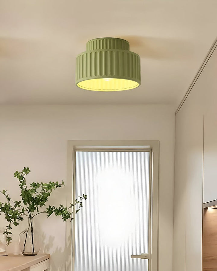 Lampe esthétique rainurée, éclairage de plafond moderne et fonctionnel.