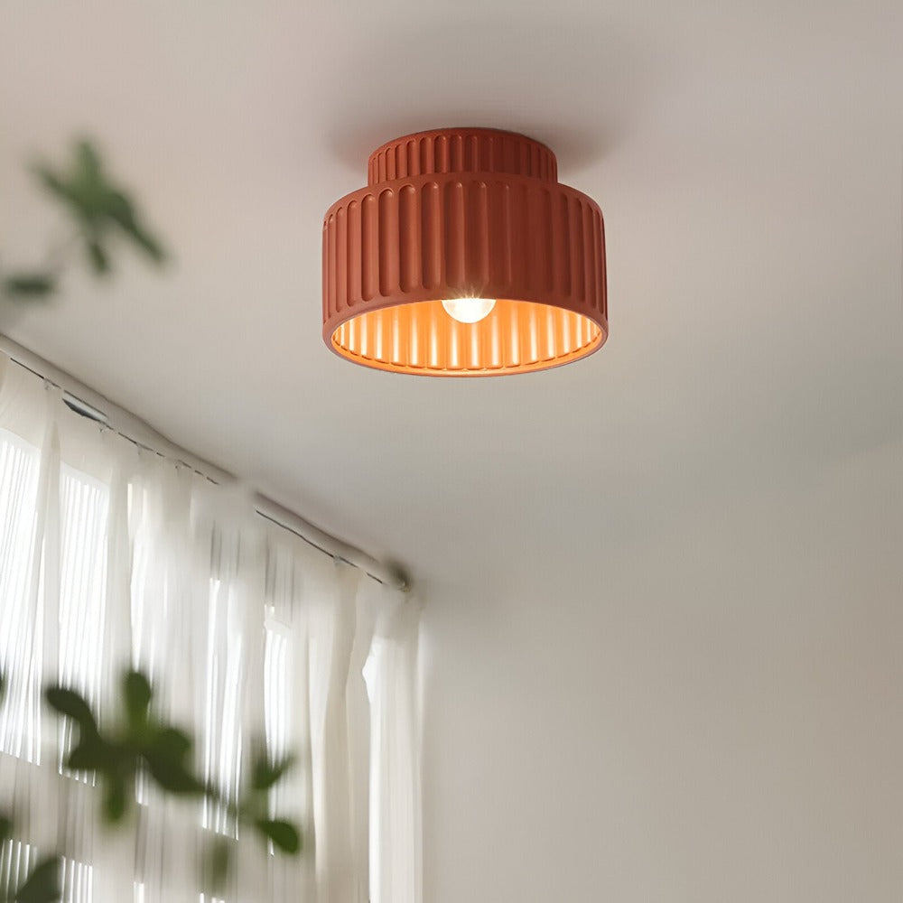 Plafonnier rainuré design moderne, lumière LED chaleureuse pour salon élégant.