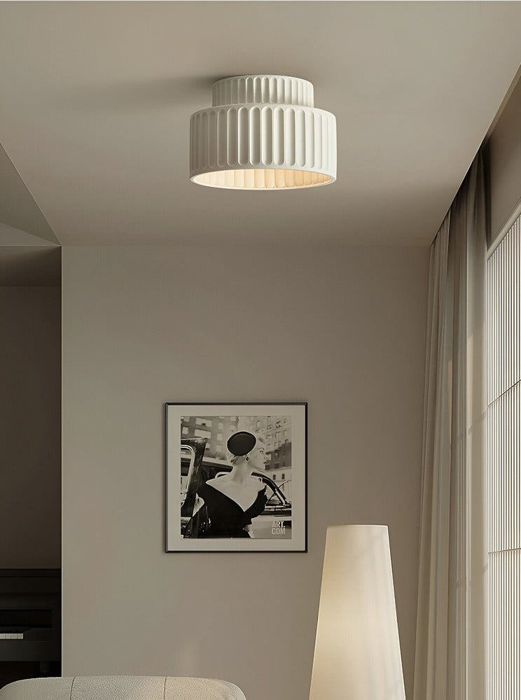 Élégant plafonnier à rainures, éclairage LED pour une ambiance intérieure contemporaine.