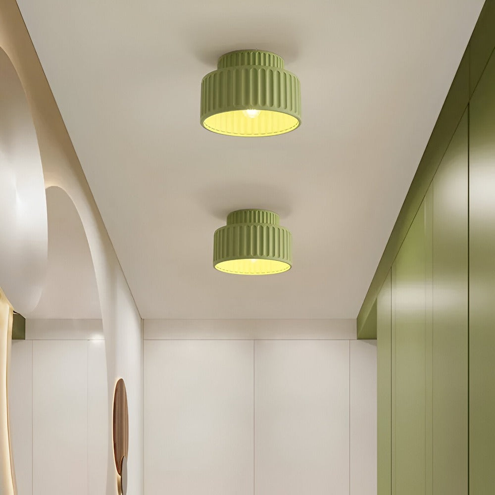 Lampe de plafond design rainuré, parfaite pour un décor moderne et chic.