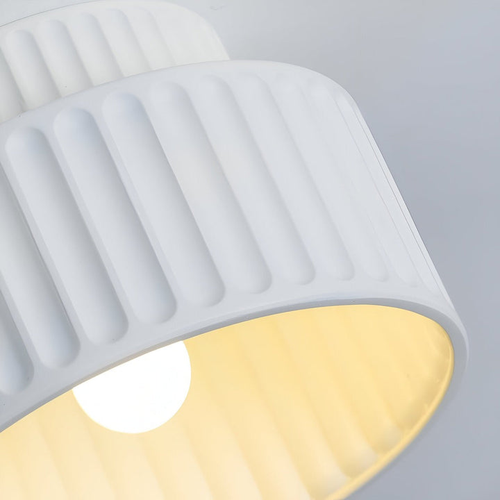 Plafonnier esthétique, rainuré, diffuse un éclairage LED idéal pour toute pièce.